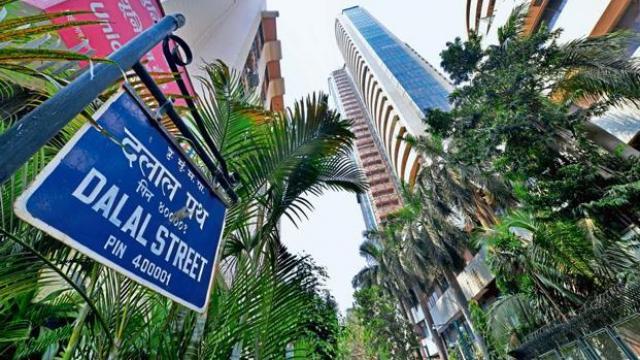 RBI ने घटाई ब्याज दरें लेकिन शेयर बाजार हुआ लाल, Sensex में 218 अंकों की गिरावट