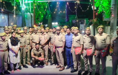प्रभारी निरीक्षक ने स्थानीय लोगों और पुलिस कर्मियों के साथ मनाई दीपावली