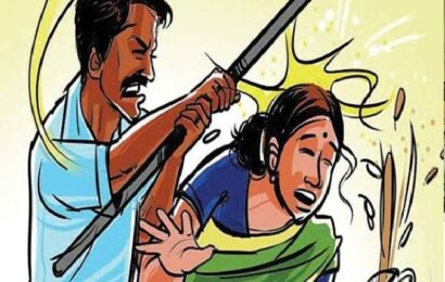 राजधानी लखनऊ में बुधवार दिनदहाड़े दबंगों ने घर में घुस कर महिला से की मारपीट ।